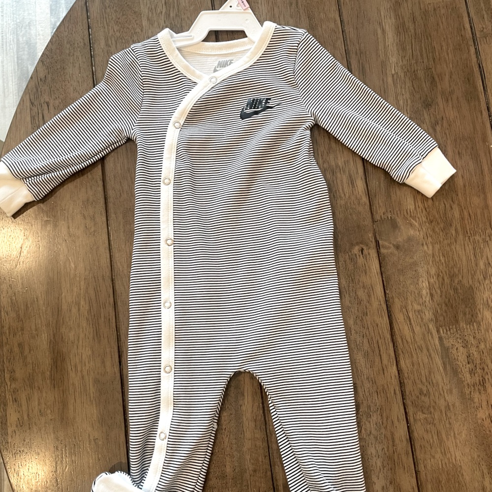 Nike Infant Footie. Size: 9mo. Color: Black & White Stripe. Unisex. BNWOT!